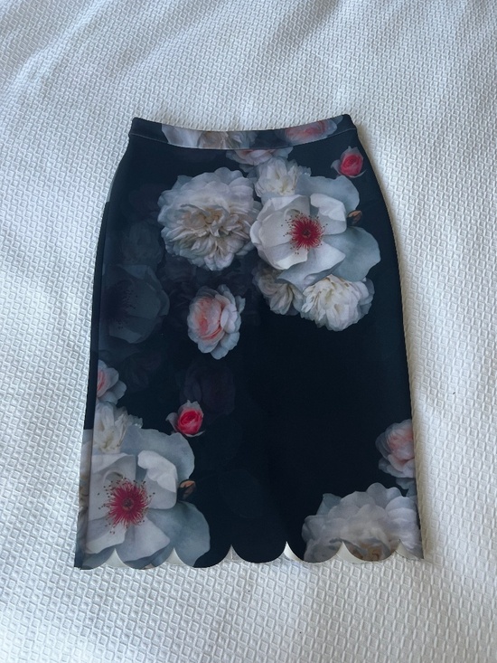 Ted Baker London Dresses & Skirts - Ted Baker Chelsea black floral print pencil skirt UK 1, US 4